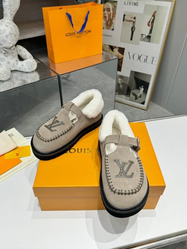 Louis Vuitton new autumn and winter Birkenstocks have a high-end wool lining