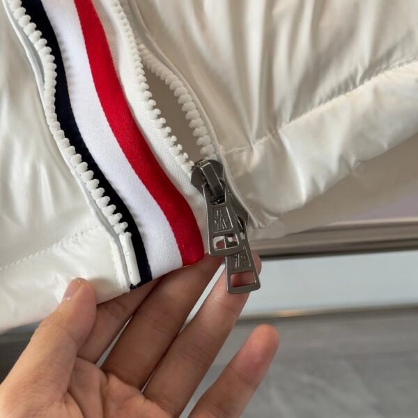 Moncler Solid color hooded short warm down jacket