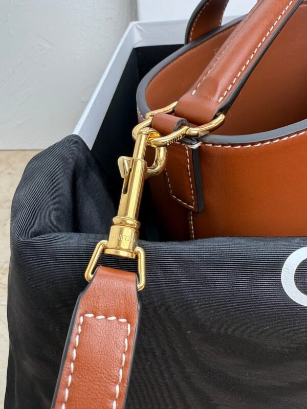 Celine Small Smooth Cowhide Leather Handbag Cowhide Material Premium Edition Bag Size: 16x19x12cm