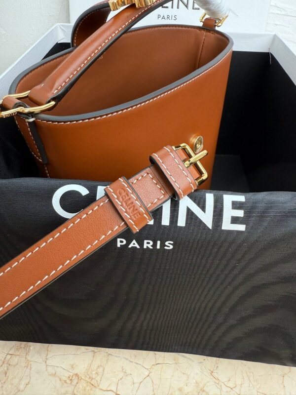 Celine Small Smooth Cowhide Leather Handbag Cowhide Material Premium Edition Bag Size: 16x19x12cm