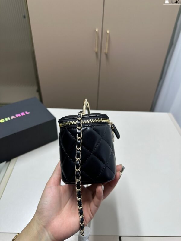 Chanel cosmetic bag 18x10cm