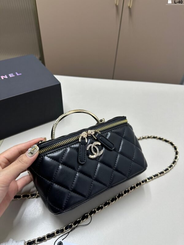 Chanel cosmetic bag 18x10cm