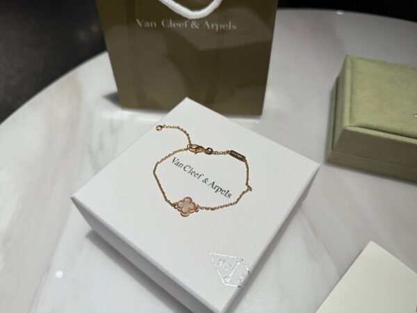 Van Cleef & Arpels Four Leaf Lucky Series Vintage Alhambra Mini Single Flower Bracelet Premium