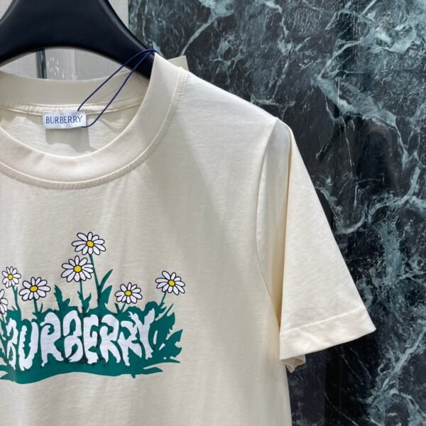 Burberry 2025 Spring/Summer New Printed Short Sleeve T-shirt with Daisy Print on Chest Premium 100% cotton