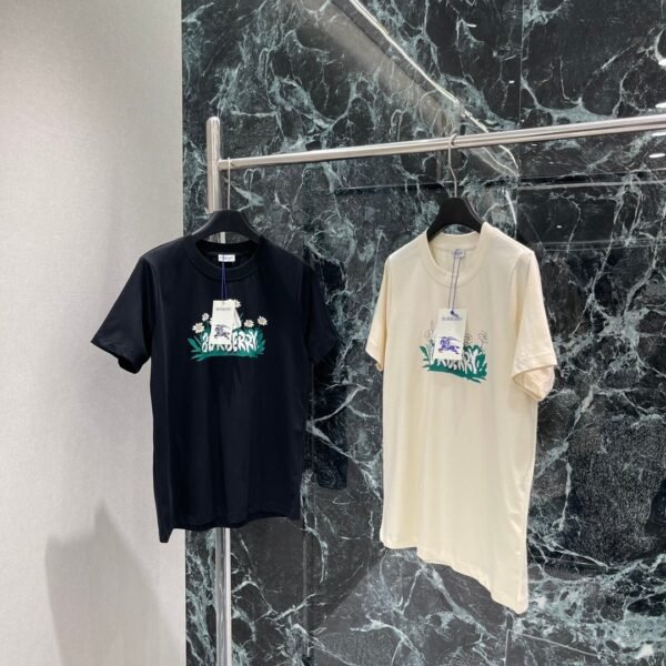 Burberry 2025 Spring/Summer New Printed Short Sleeve T-shirt with Daisy Print on Chest Premium 100% cotton