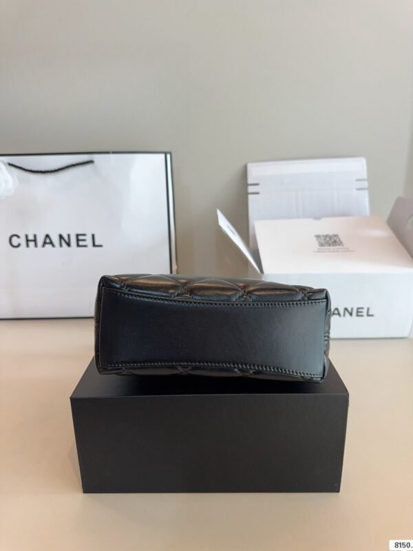 CHANEL Underarm bag 19X6*16cm