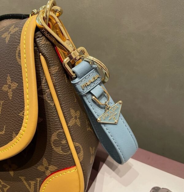 Prada keychain official website triangle brand pendant leather ring keychain car bag accessories