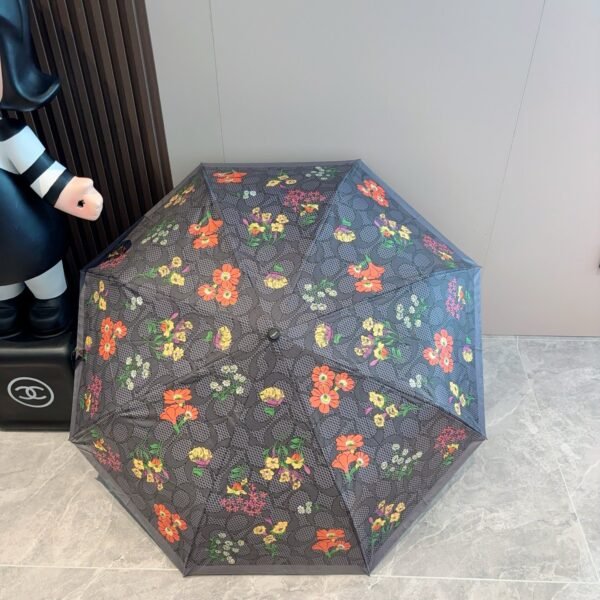 GUCCI fully automatic folding umbrella with black coating effectively blocks 99% of UV rays.