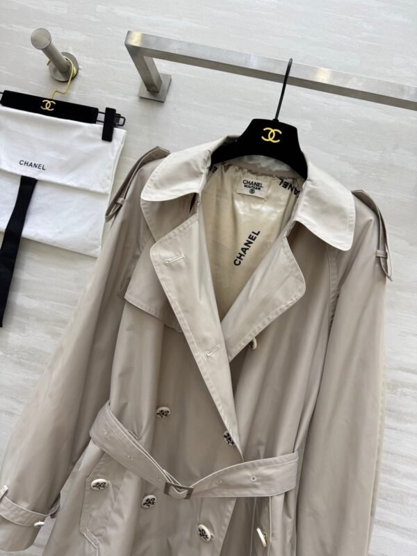 Chanel vintage series workwear mid-length trench coat with lettering printed lining and imported trench coat fabric