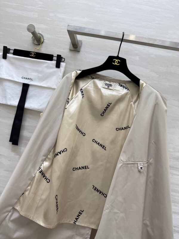Chanel vintage series workwear mid-length trench coat with lettering printed lining and imported trench coat fabric