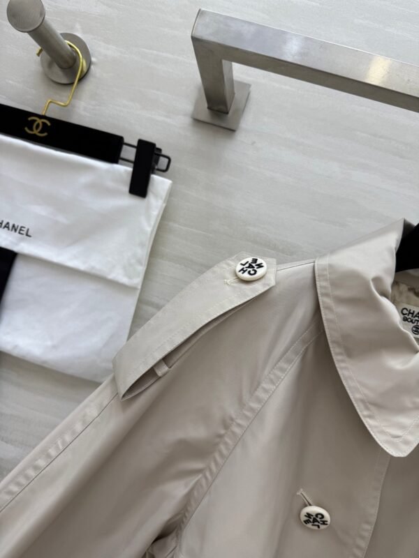 Chanel vintage series workwear mid-length trench coat with lettering printed lining and imported trench coat fabric