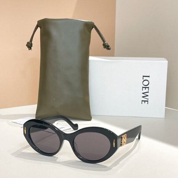Loewe premium sunglasses SIZE: 52 mouth 18-140