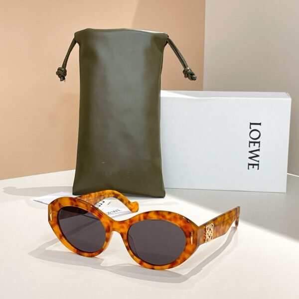 Loewe premium sunglasses SIZE: 52 mouth 18-140