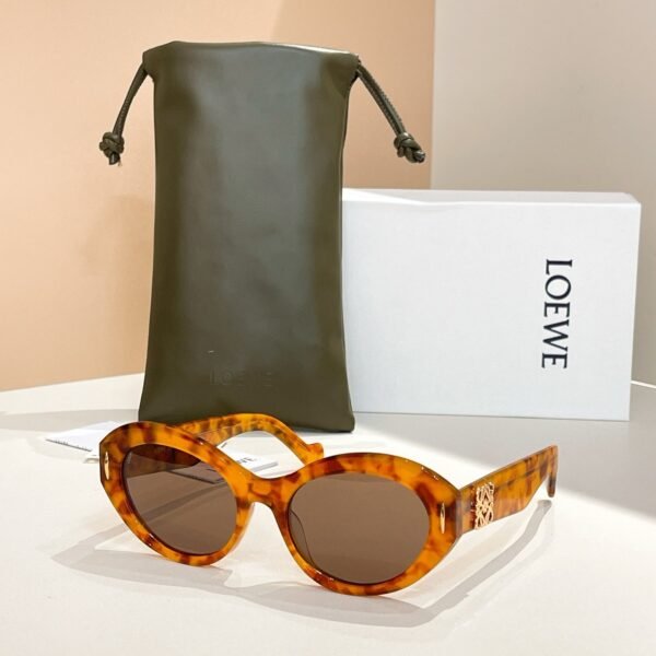 Loewe premium sunglasses SIZE: 52 mouth 18-140