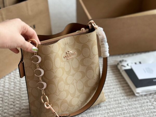 Coach’s new Mollie bucket bag 20x22cm high quality
