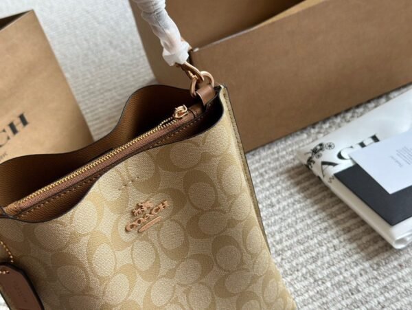 Coach’s new Mollie bucket bag 20x22cm high quality