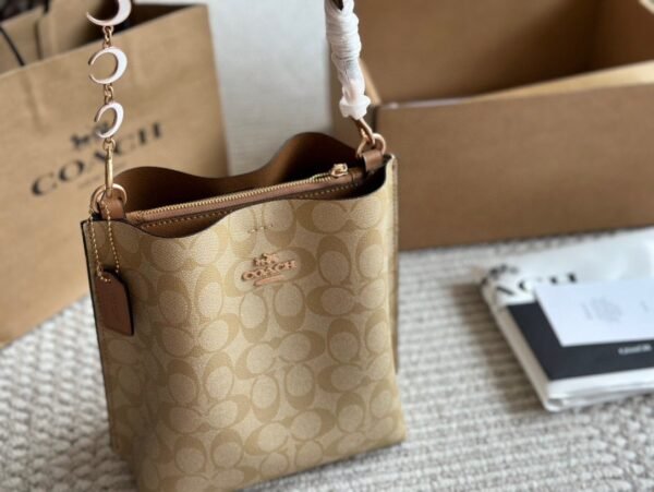 Coach’s new Mollie bucket bag 20x22cm high quality