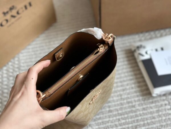 Coach’s new Mollie bucket bag 20x22cm high quality