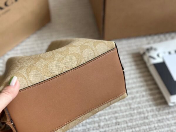 Coach’s new Mollie bucket bag 20x22cm high quality