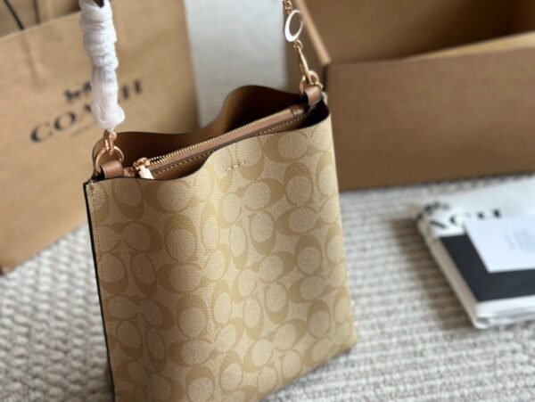 Coach’s new Mollie bucket bag 20x22cm high quality