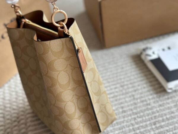 Coach’s new Mollie bucket bag 20x22cm high quality