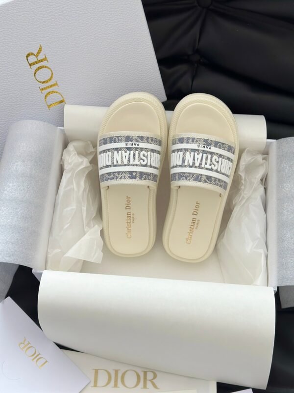 DIOR latest ultra-light letter beach thick-soled slippers advanced version of high-quality slippers