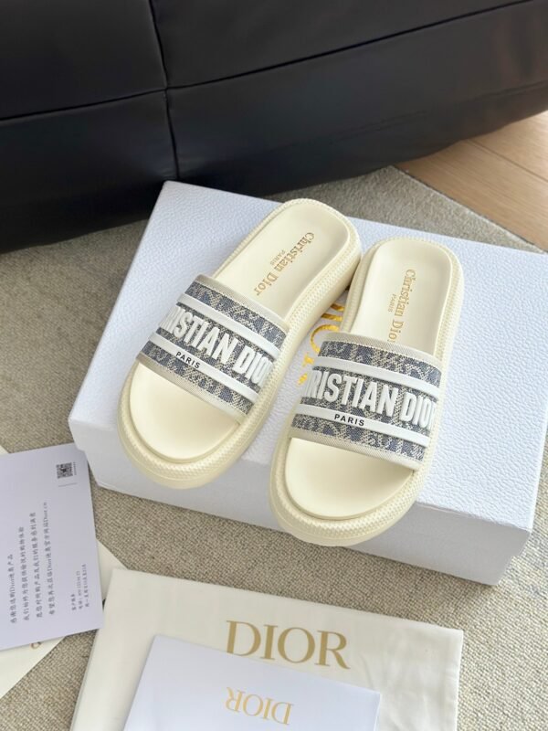 DIOR latest ultra-light letter beach thick-soled slippers advanced version of high-quality slippers