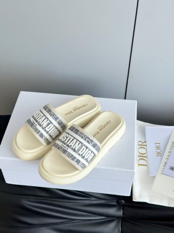 DIOR latest ultra-light letter beach thick-soled slippers advanced version of high-quality slippers