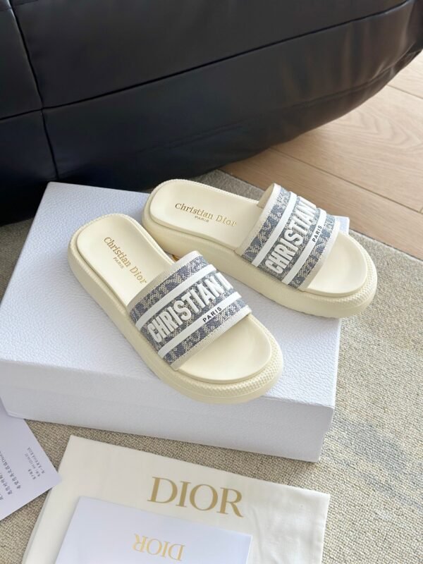 DIOR latest ultra-light letter beach thick-soled slippers advanced version of high-quality slippers