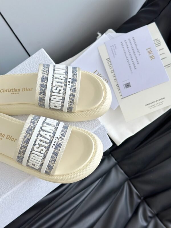 DIOR latest ultra-light letter beach thick-soled slippers advanced version of high-quality slippers
