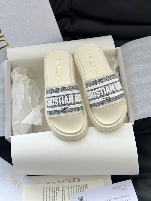 DIOR latest ultra-light letter beach thick-soled slippers advanced version of high-quality slippers