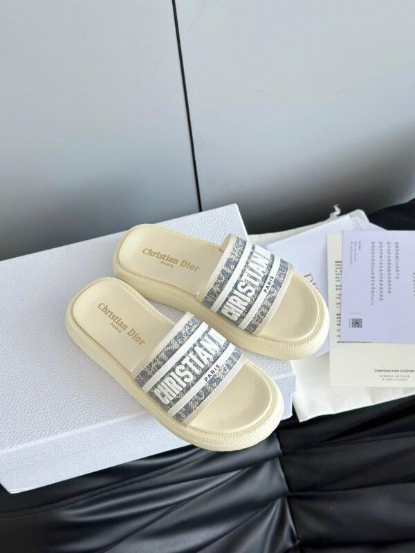 DIOR latest ultra-light letter beach thick-soled slippers advanced version of high-quality slippers