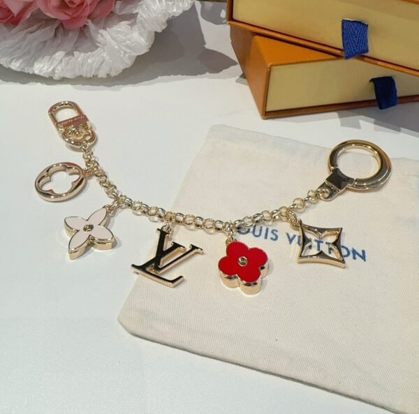 Louis Vuitton keychain bag pendant One of the hallmarks of the Fleur de Monogram bag
