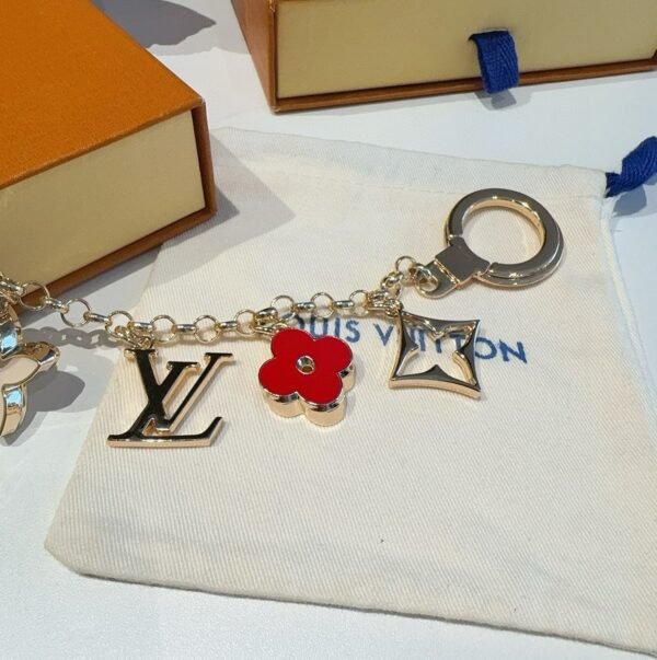 Louis Vuitton keychain bag pendant One of the hallmarks of the Fleur de Monogram bag