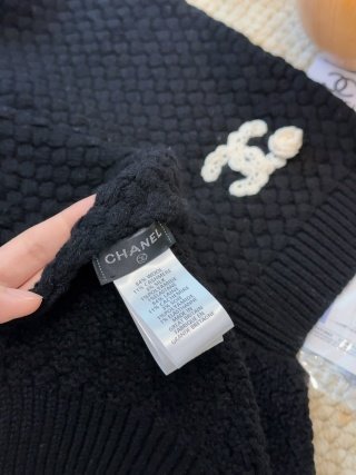 CHANEL knitted wool blend hat and scarf set
