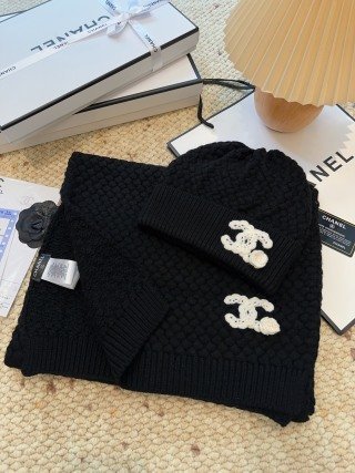 CHANEL knitted wool blend hat and scarf set