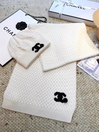 CHANEL knitted wool blend hat and scarf set