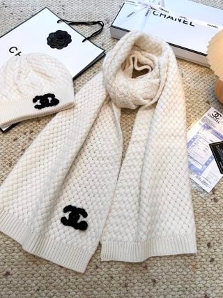 CHANEL knitted wool blend hat and scarf set