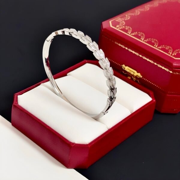 Cartier diamond bracelet high-end version V gold material