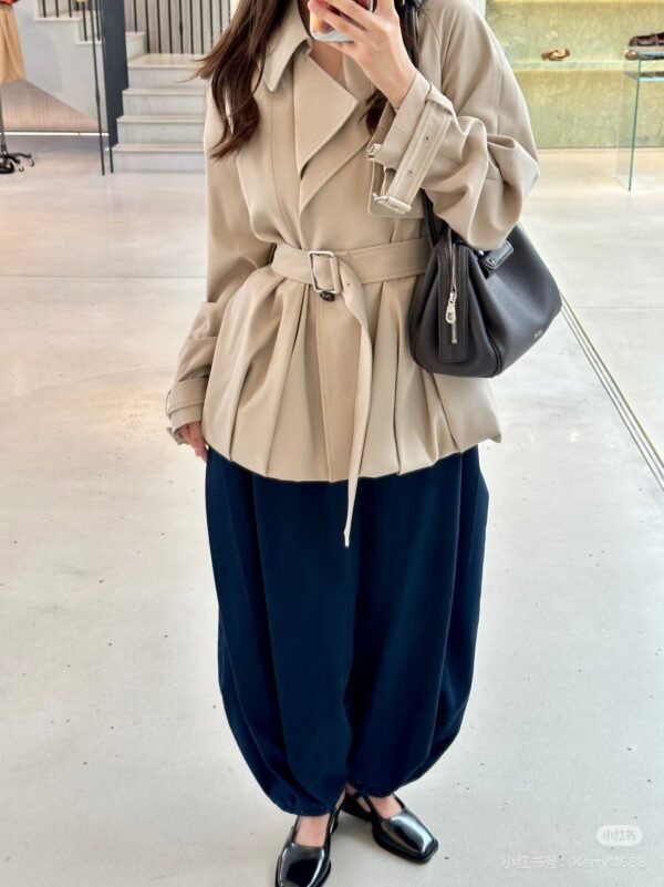 Loewe’s new autumn and winter lapel bud trench coat mid-length design