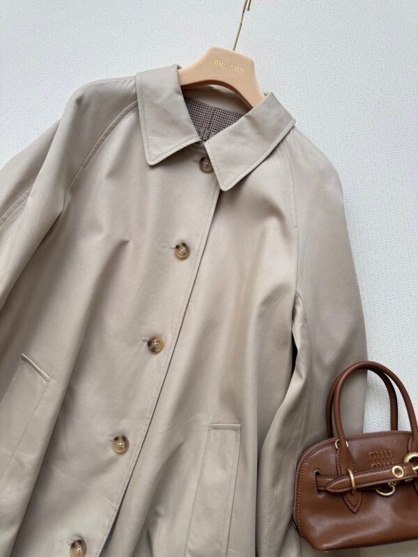 Miumiu 25 new double-sided windbreaker jacket, one side is windbreaker fabric and the other side is khaki plaid wool fabric, high-quality autumn and winter clothing