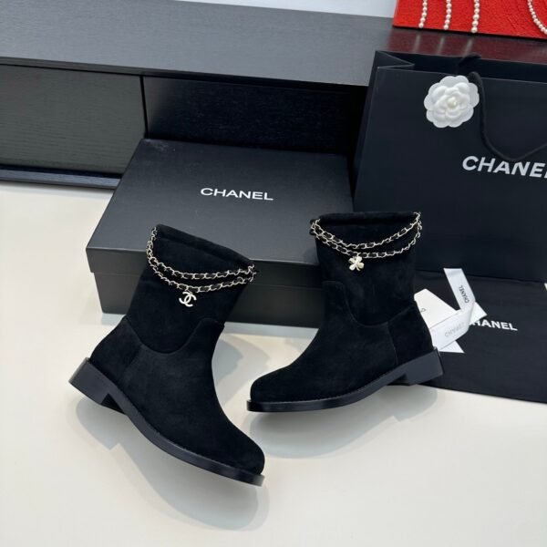 Chanel autumn and winter new double C chain pendant short boots upper cowhide material