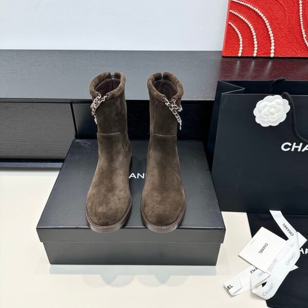 Chanel autumn and winter new double C chain pendant short boots upper cowhide material