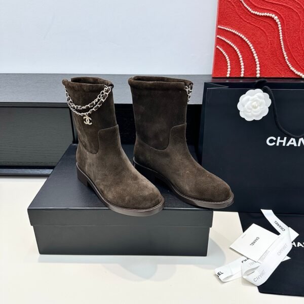 Chanel autumn and winter new double C chain pendant short boots upper cowhide material