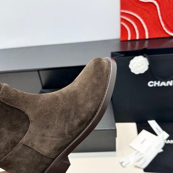 Chanel autumn and winter new double C chain pendant short boots upper cowhide material