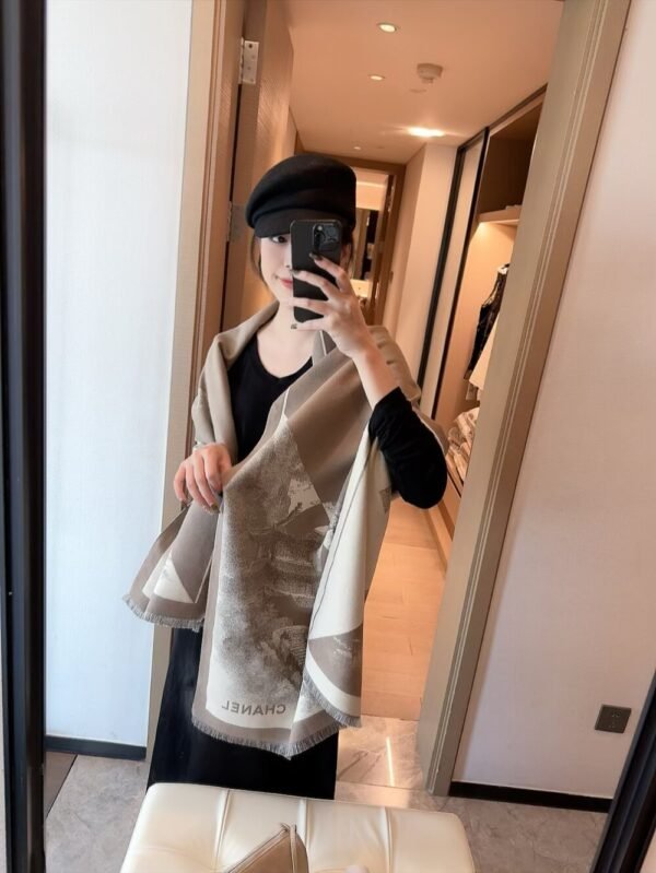 Chanel winter scarf size: 65×185