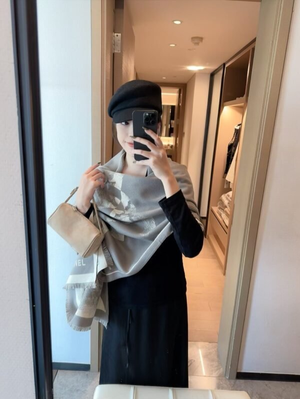 Chanel winter scarf size: 65×185