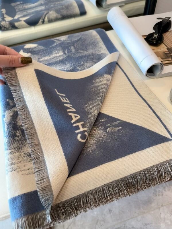 Chanel winter scarf size: 65×185