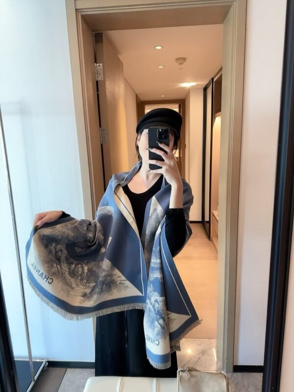 Chanel winter scarf size: 65×185