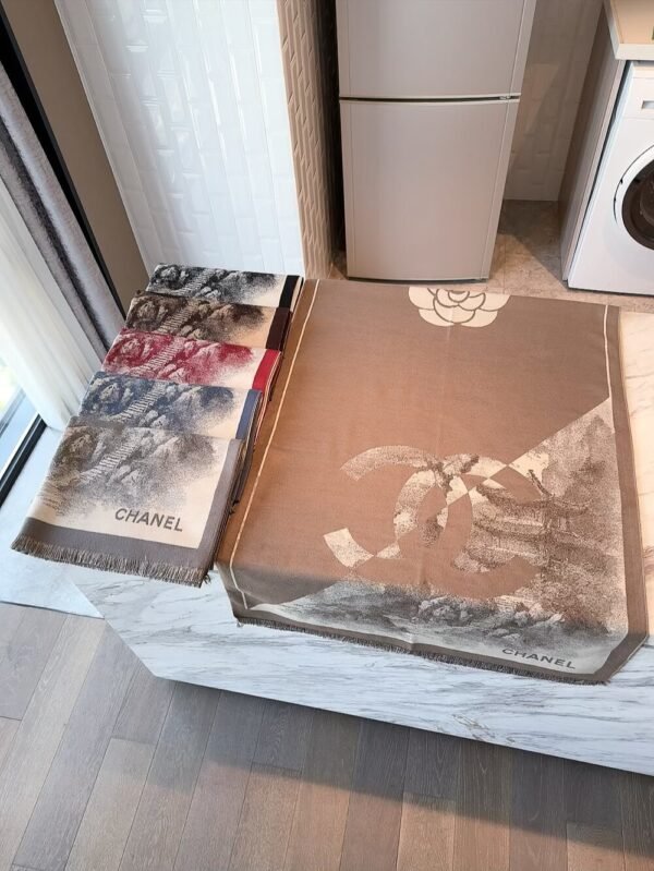 Chanel winter scarf size: 65×185